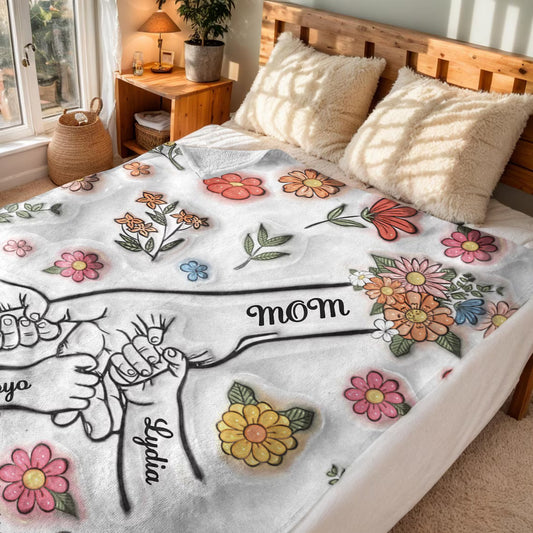 Personalized Holding Mom's Hand Blanket, Custom Mom Blanket with Kids Name, Family Blanket for Mom, Mother's Day Gift, Mom Gift from Kids